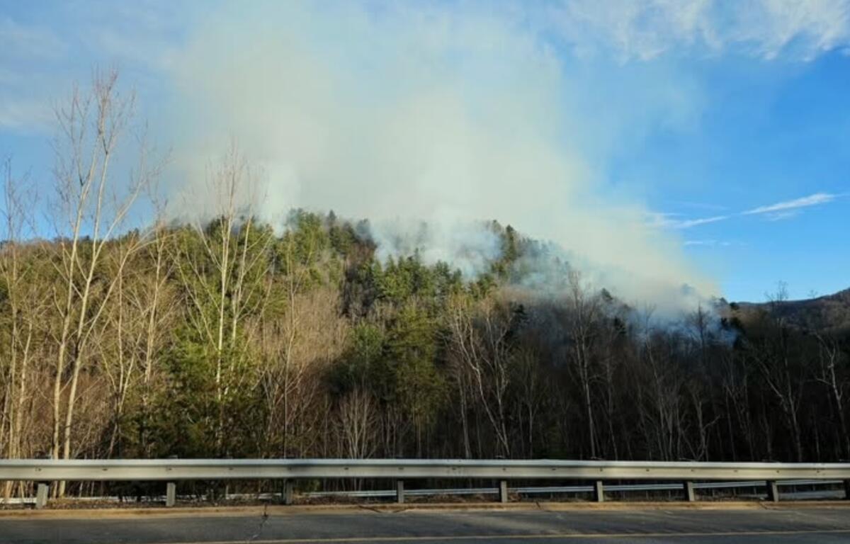 The Hicks Cemetary Fire in Pisgah National Forest as seen from Interstate 40 northbound 1 mile south of Exit 7. USDA Forest Service/Matt Switzer