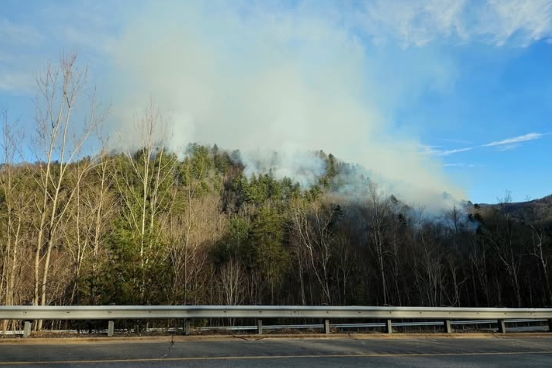 The Hicks Cemetary Fire in Pisgah National Forest as seen from Interstate 40 northbound 1 mile south of Exit 7. USDA Forest Service/Matt Switzer