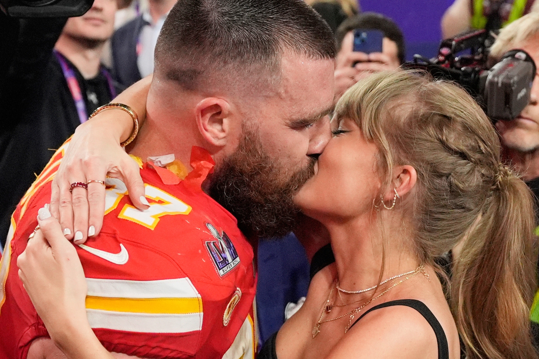 FILE - Kansas City Chiefs tight end Travis Kelce (87) and Taylor Swift kiss after the Chiefs defeated the San Francisco 49ers in the NFL Super Bowl 58 football game on Feb. 11, 2024, in Las Vegas. (AP Photo/John Locher, File)
